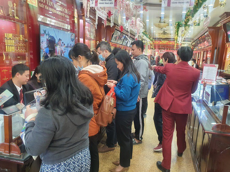 Co 500 trieu, nen mua vang mieng SJC hay vang nhan?