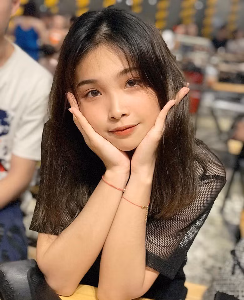 Bóng hồng 24 tuổi còn sở hữu vẻ ngoài xinh xắn, hút hồn.