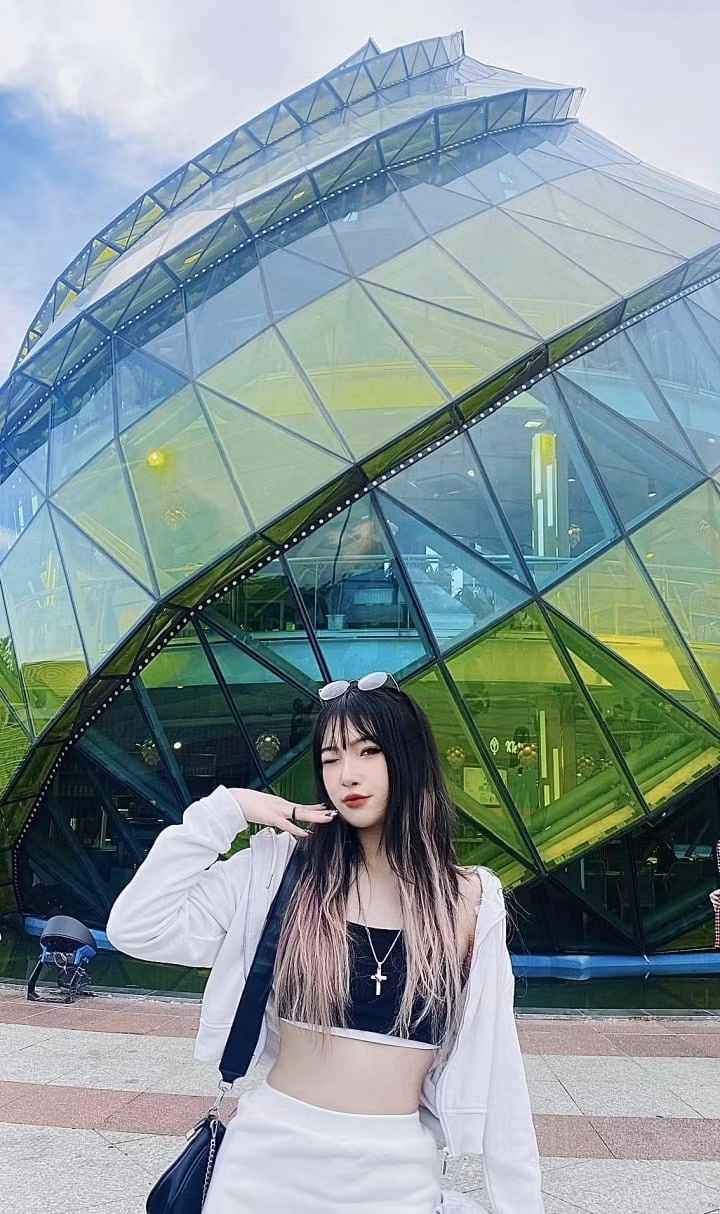 Tiểu Bình thu hút ánh nhìn bởi vẻ ngoài cá tính.