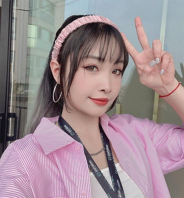 Nhờ ngoại hình xinh đẹp, phong cách mạnh mẽ, cá tính cùng profile vận động viên võ thuật từng dự SEA Games, Tiểu Bình được yêu mến bởi cộng đồng game thủ và trở thành một MC mới vô cùng triển vọng trong làng thể thao điện tử.