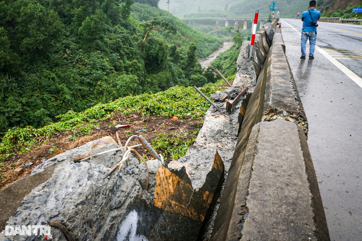 Hien truong vu xe khach bi lat, lao xuong vuc o Da Nang-Hinh-8