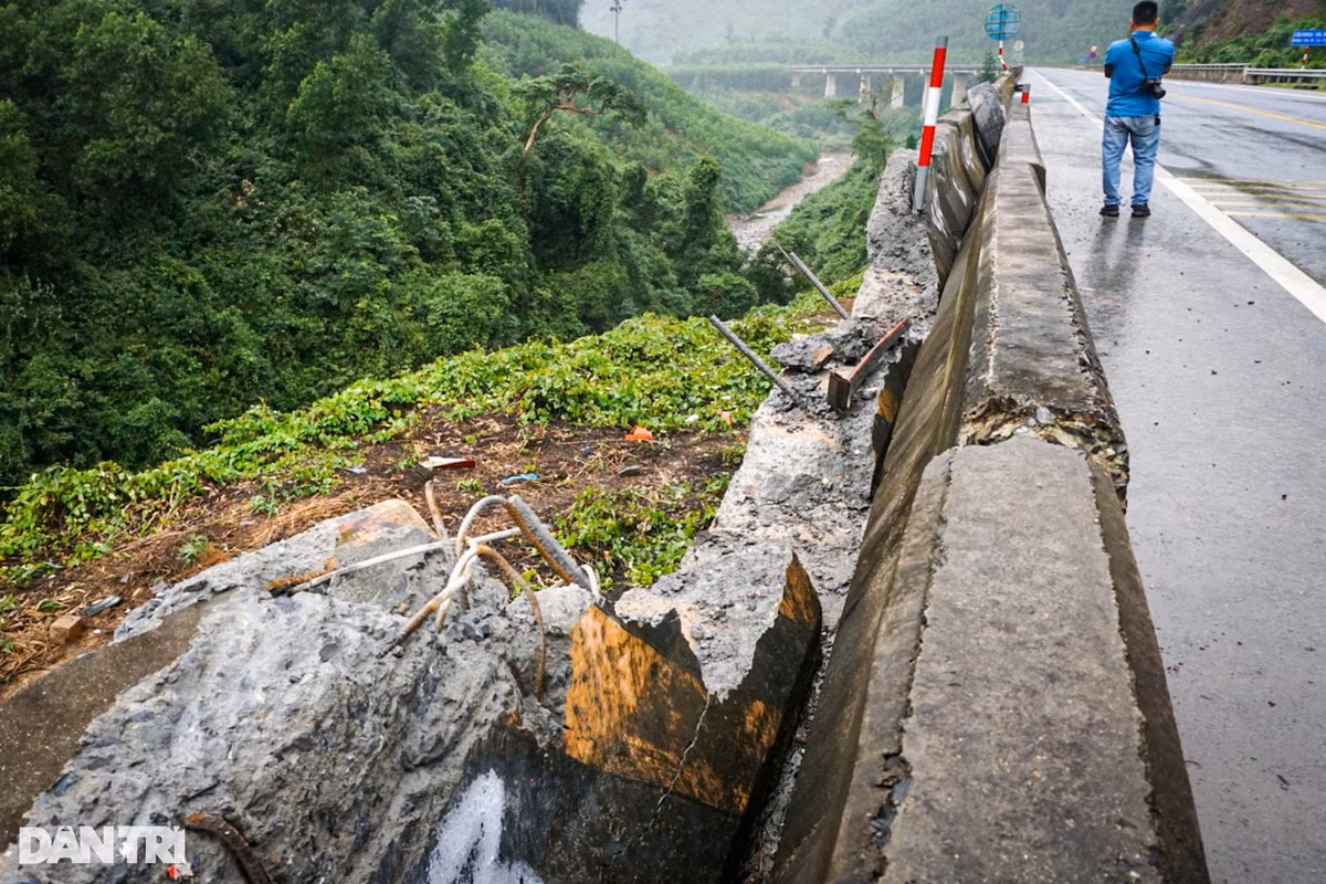 Hien truong vu xe khach bi lat, lao xuong vuc o Da Nang-Hinh-8