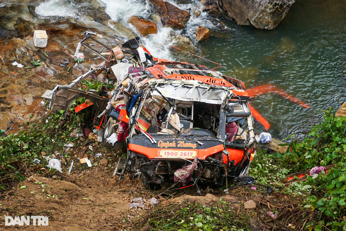 Hien truong vu xe khach bi lat, lao xuong vuc o Da Nang-Hinh-3