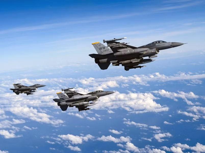 Theo số liệu thống kê, tập đoàn Lockheed Martin đã sản xuất hơn 900 quả đạn như vậy trong 2 năm và có kế hoạch tăng sản lượng lên 1.000 đơn vị mỗi năm. Với tốc độ như vậy, Ukraine sẽ không còn cần tên lửa Taurus của Đức nữa - vũ khí mà Berlin từ chối viện trợ. Vấn đề chính trong việc khai thác hàng chục máy bay chiến đấu phương Tây theo nhận xét chính là việc bố trí chúng trên lãnh thổ Ukraine, khi các sân bay ở Starokonstantinov, Mirgorod và Kulbakino thường xuyên là mục tiêu tấn công của Không quân Nga. Theo Defense Express.