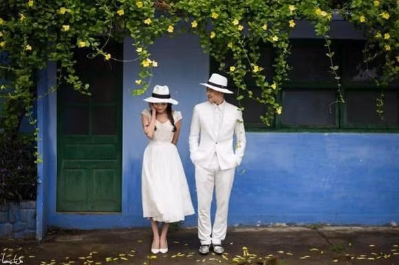 Lương Thế Thành đã xả kho loạt ảnh tình bể bình bên bà xã kỷ niệm 8 năm ngày cưới.