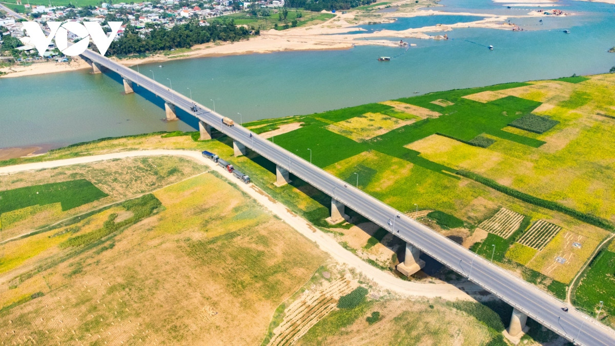 Bãi bồi bên câu Hà Nha, nơi có cây Gạo bung nở vào mùa thu hoạch nông sản