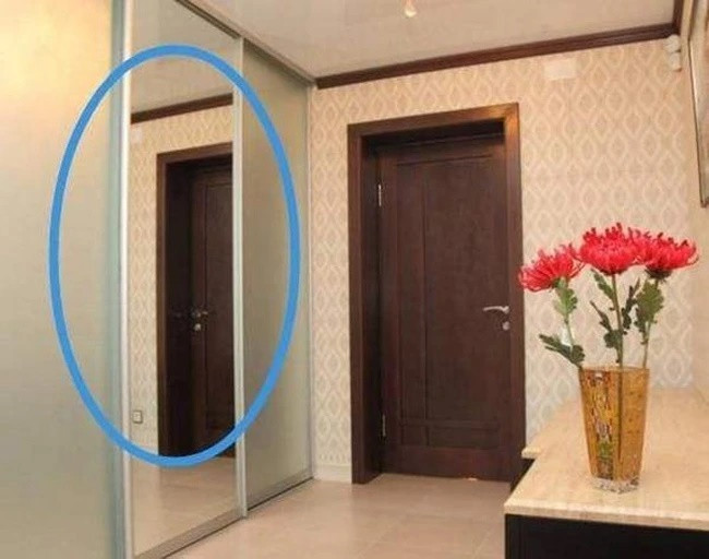 Nhưng người xưa cho rằng, điều này xua đuổi những điều không tốt và bảo vệ sự hòa thuận, yên bình của gia đình. Tuy nhiên, nếu bạn đặt một chiếc gương ở cửa ra vào, nó giống như đặt một rào cản giữa ngôi nhà của bạn và thế giới bên ngoài, điều này không tốt cho vận may của gia đình bạn. 