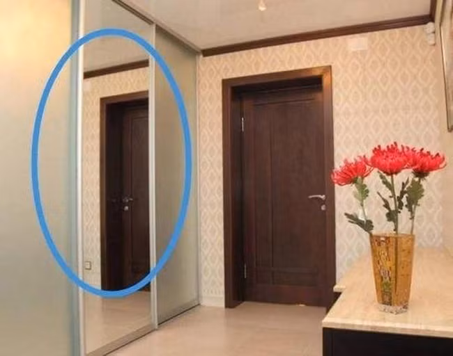 Nhưng người xưa cho rằng, điều này xua đuổi những điều không tốt và bảo vệ sự hòa thuận, yên bình của gia đình. Tuy nhiên, nếu bạn đặt một chiếc gương ở cửa ra vào, nó giống như đặt một rào cản giữa ngôi nhà của bạn và thế giới bên ngoài, điều này không tốt cho vận may của gia đình bạn. 