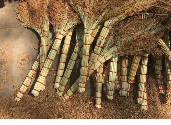 Cửa nhà cần đẹp đẽ, sạch sẽ để chào đón khách. Còn việc đặt chổi bẩn trước cửa sẽ ảnh hưởng đến thẩm mỹ và hình ảnh của gia đình. Chổi bẩn ở cửa cũng có thể sinh vi khuẩn, bụi bặm, về mặt phong thủy không tốt. Do đó, người xưa không nên đặt chổi ở cửa ra vào. 