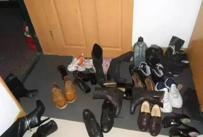 Bụi và vi khuẩn trên giày có thể dễ dàng xâm nhập vào nhà và ảnh hưởng đến sức khỏe của gia đình. Ngoài ra, theo quan điểm mê tín, giày còn bị coi là biểu tượng của sự thấp kém.