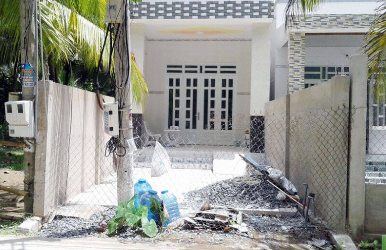 Về sức khỏe, những người sống trong nhà dễ có cảm giác bứt rứt, khó chịu. Về tài lộc, tài lộc khó vào nhà, gia chủ làm nhiều nhưng không thu được nhiều lợi tức, hậu vận không tốt, đường tình duyên của con cái cũng gặp trắc trở, công danh sự nghiệp không thăng tiến được.