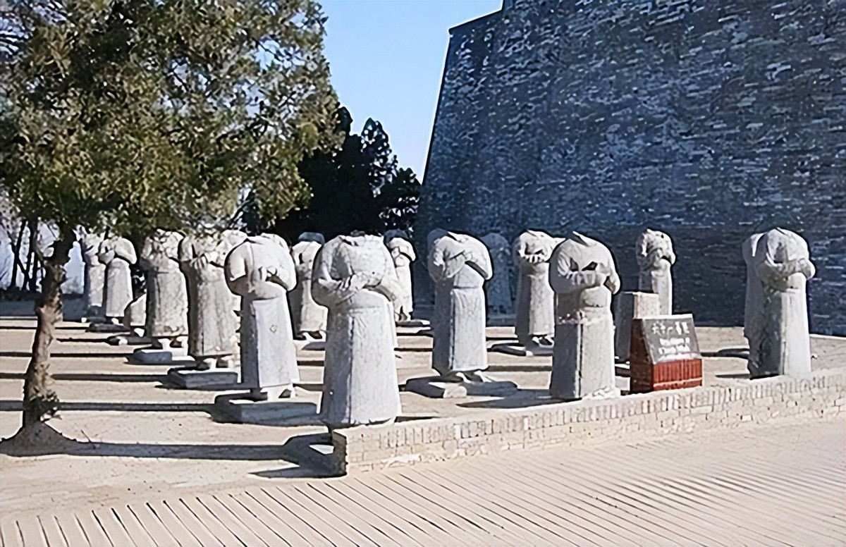 Bi an 61 tuong da khong dau truoc lang mo Vo Tac Thien!-Hinh-3