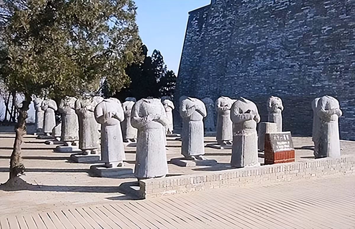 Bí ẩn 61 tượng đá không đầu trước lăng mộ Võ Tắc Thiên! - Hình 3 Bi an 61 tuong da khong dau truoc lang mo Vo Tac Thien!-Hinh-3