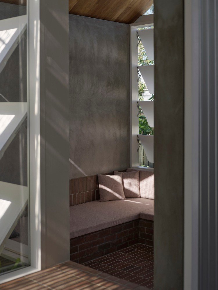 Cửa chớp chắc chắn thay thế những bức tường kiên cố giúp điều hòa không khí và lượng mưa hắt vào trong nhà.