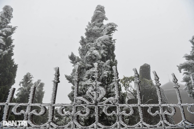 Đỉnh núi Mẫu Sơn có độ cao khoảng 1.000m so với với mực nước biển, quanh năm sương mù bao phủ. Điểm du lịch Mẫu Sơn nằm cách thành phố Lạng Sơn 30km về phía Đông, trên địa bàn 3 xã là Mẫu Sơn, Công Sơn (huyện Cao Lộc) và xã Mẫu Sơn (huyện Lộc Bình). Đây là nơi có luồng không khí lạnh đi qua nhiều nhất của Việt Nam.