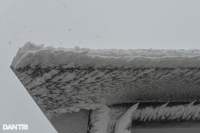 Băng đóng dày trên mái nhà, gờ tường...