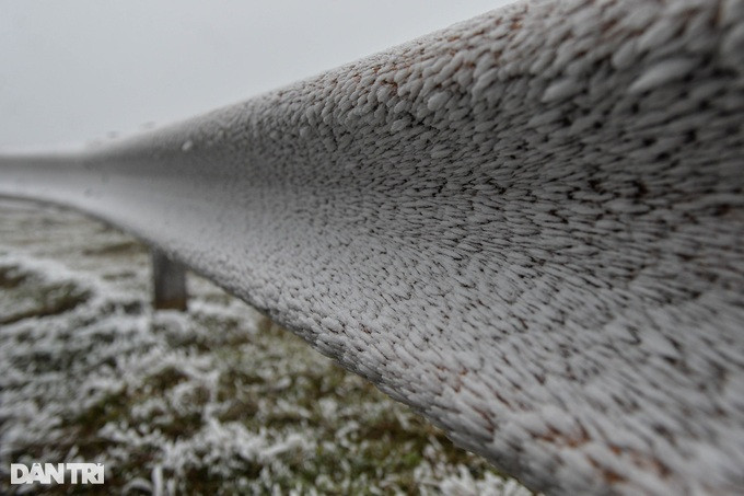Hộ lan đường lên Mẫu Sơn đóng băng trắng xóa. Đường dẫn lên đỉnh Mẫu Sơn bị băng bám trơn trượt kèm theo gió lớn, trời lạnh buốt, song vẫn có đông du khách đến tham quan, trải nghiệm.