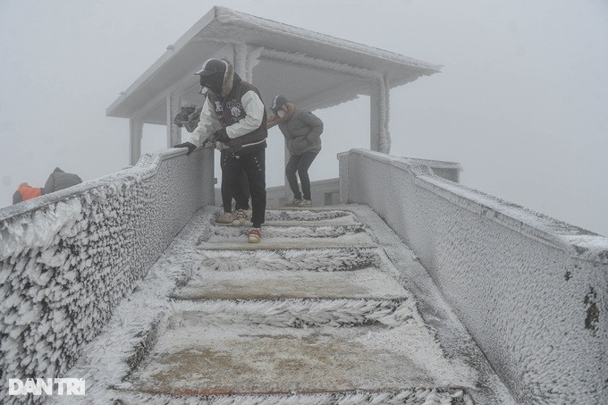 Hình ảnh phóng viên Dân trí ghi nhận trên đỉnh Mẫu Sơn sáng 23/1, du khách bất chấp cái lạnh âm độ C, thích thú tận hưởng khung cảnh băng giá.