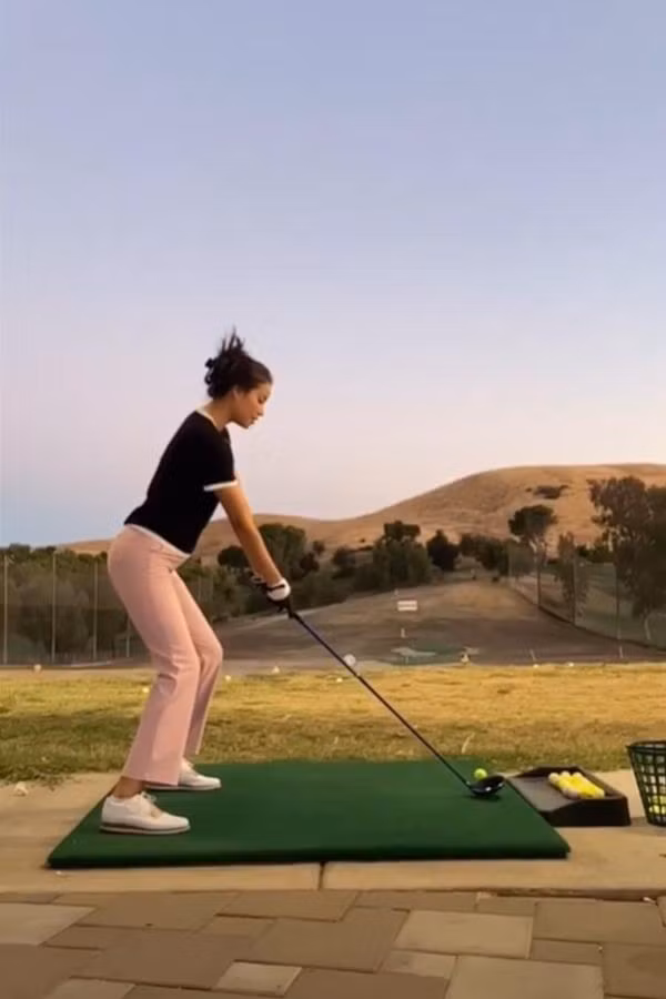 Bên cạnh việc ăn uống lành mạnh, Phạm Hương còn hào hứng với các hoạt động thể chất ngoài trời như đánh golf...