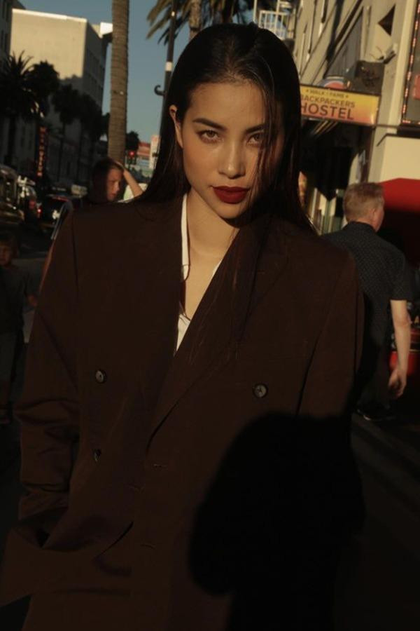 hờ kết hợp nhiều phương pháp siết cân, giữ dáng khác nhau nên Hoa hậu Phạm Hương vẫn giữ được cơ thể chuẩn đẹp, khỏe khoắn.