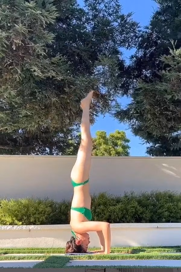 ... hay trải thảm tập yoga trong vườn.