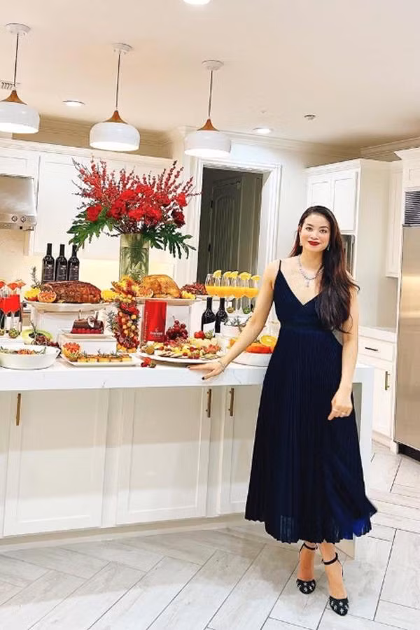 Chế độ ăn hàng ngày của Phạm Hương chủ yếu là các loại rau xanh, củ quả và nước trái cây. Tất cả các món như cá, ức gà, thịt bò hay lòng trắng trứng… tất cả đều không tẩm ướp gia vị và chỉ được hấp, luộc hay chiên không dầu.