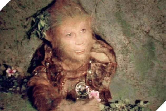 Dua tre tang qua dao cho Ton Ngo Khong khi bi giam la ai?