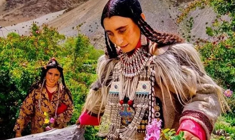 Bo toc bi an tren day Himalaya: Thich sinh con voi ai tuy y!