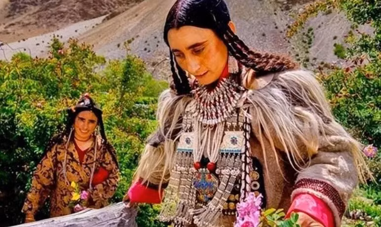 Bo toc bi an tren day Himalaya: Thich sinh con voi ai tuy y!