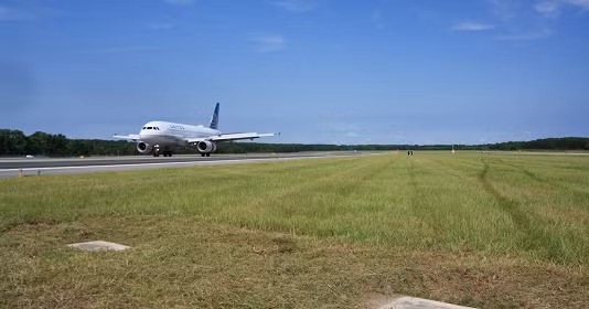 Bi an 2 ngoi mo tren duong bang san bay quoc te-Hinh-2