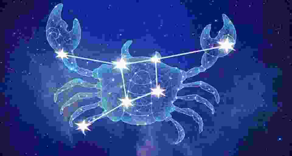 Hạng 1: Cự Giải. Cung hoàng đạo Cự Giải được cai trị bởi Mặt Trăng nổi tiếng với những phẩm chất ấm áp, chu đáo và giàu tình cảm. Khi yêu, Cự Giải xem người yêu như một phần không thể thiếu và luôn dành trọn vẹn sự quan tâm, chăm sóc cho đối phương.