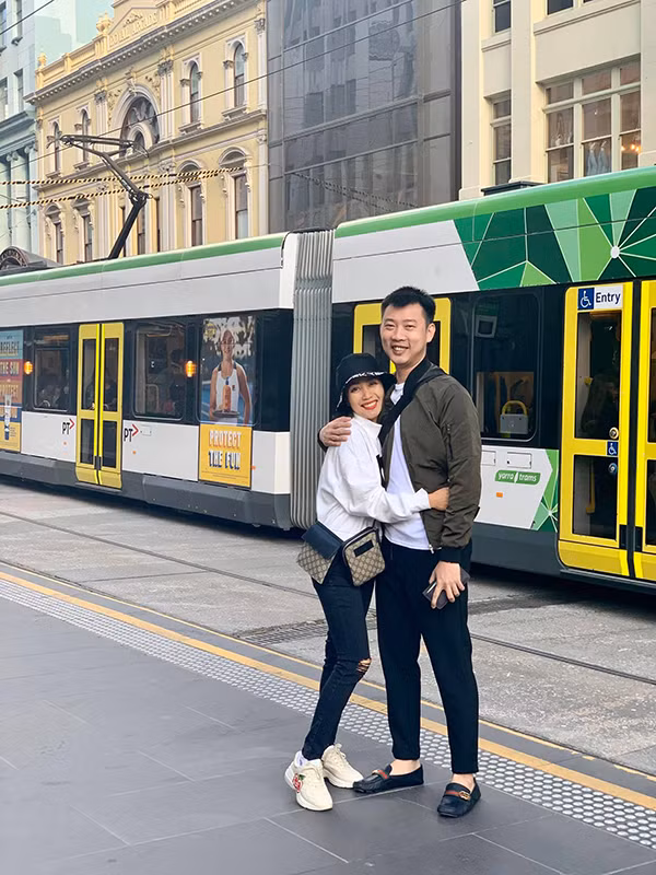 br/> Nói về cuộc sống hiện tại, Ốc Thanh Vân tâm sự: "Hiện tại tôi sống cuộc sống của một người bình thường. Bắt đầu ngày mới rất sớm với những ca dạy yoga cả trực tiếp lẫn online. Thời gian còn lại thì tôi đưa và đón các con đi học. Tôi tham gia mọi hoạt động tại trường của các con và không bỏ lỡ bất kỳ một khoảnh khắc nào của các bé".