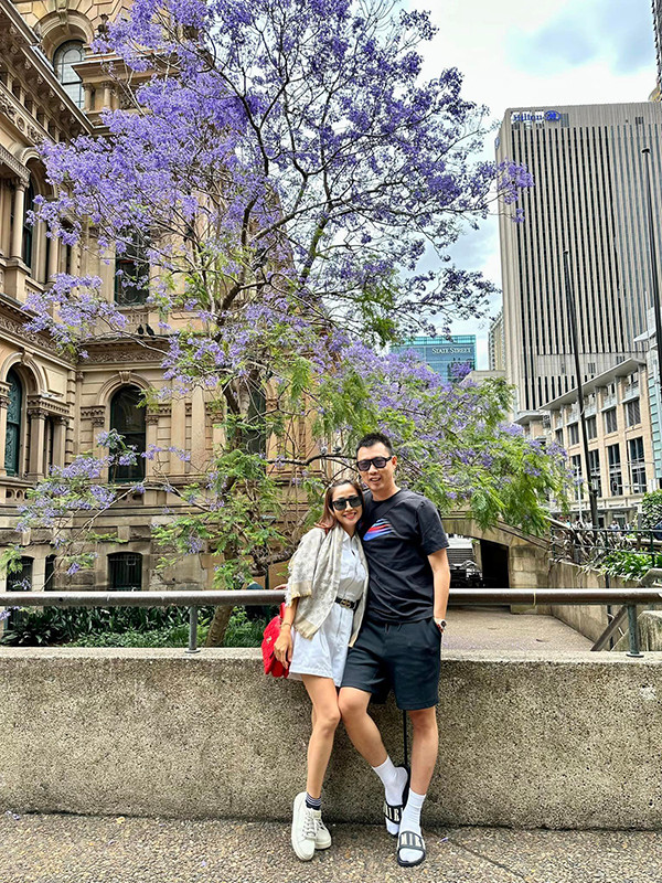 br/> Về hoạt động nghệ thuật, Ốc Thanh Vân cho biết nếu có cơ hội, cô sẵn sàng trở lại sân khấu. Bên cạnh đó, nếu có phim truyền hình, điện ảnh phù hợp, cô cũng sẽ cố gắng sắp xếp tham gia. Còn về cuộc sống gia đình, Ốc Thanh Vân hạnh phúc bên diễn viên Trí Rùa và ba con. Người đẹp viên mãn và hài lòng với những lựa chọn hiện tại của mình. Phạm Thị Thanh Vân sinh năm 1984, thường được biết đến với nghệ danh Ốc Thanh Vân. Khởi nghiệp vào năm 2005, tuy nhiên tên tuổi của cô chỉ thực sự biết đến với vai diễn Cẩm Linh và lồng tiếng thành công cho nhân vật Huyền Diệu trong bộ phim truyền hình sitcom "Cô Gái Xấu Xí". Cô được khán giả gọi bằng tên thân mật là Thanh Vân Ốc hay Ốc Thanh Vân, nhằm để dễ phân biệt với Ngô Thanh Vân, Phi Thanh Vân và Thanh Vân Hugo.