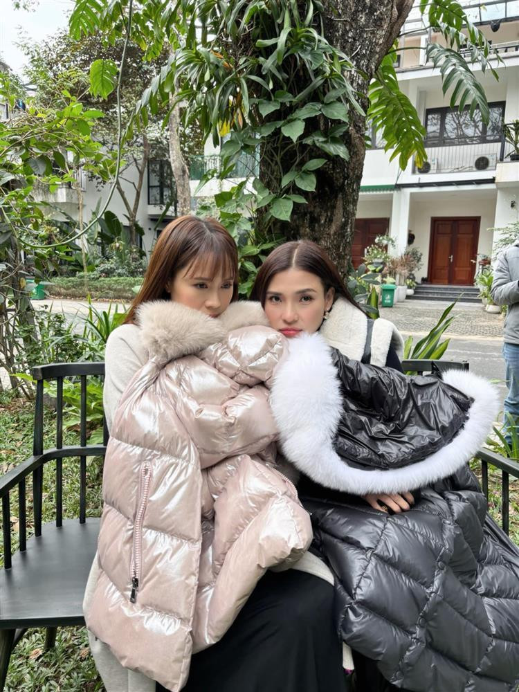 Trái ngược với hình ảnh trên phim, ghi hình vào những ngày thời tiết Hà Nội trải qua đợt rét đậm nên với nữ diễn viên lần đầu ra Bắc khá khó khăn. "Bà mẹ một con" không chịu được lạnh nên luôn "dự trữ" trang phục áo phao to sụ.