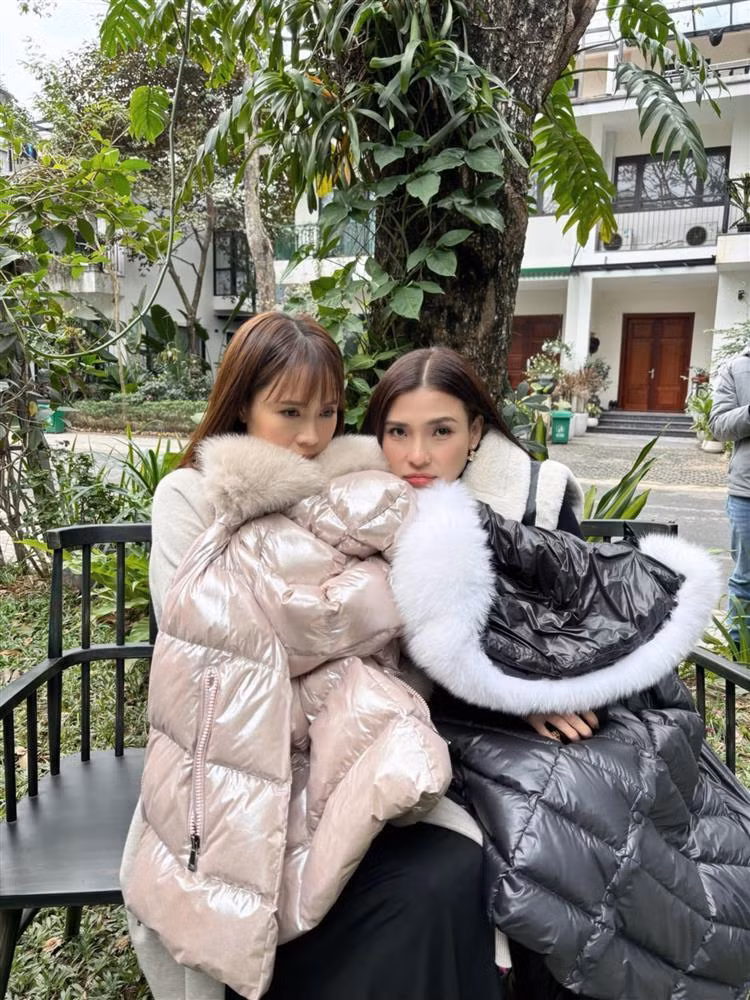 Trái ngược với hình ảnh trên phim, ghi hình vào những ngày thời tiết Hà Nội trải qua đợt rét đậm nên với nữ diễn viên lần đầu ra Bắc khá khó khăn. "Bà mẹ một con" không chịu được lạnh nên luôn "dự trữ" trang phục áo phao to sụ.