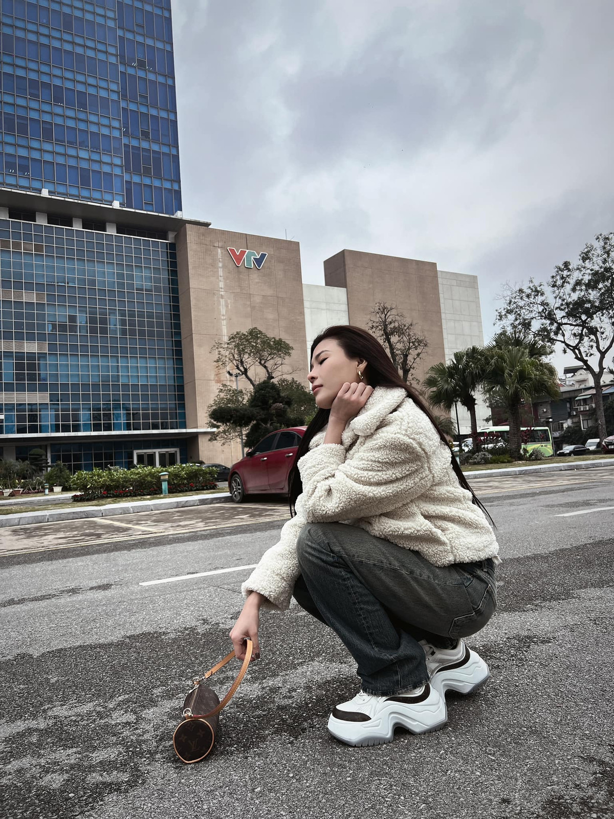 Dù đã ở tuổi U40, diễn viên Thúy Diễm vẫn trẻ trung, xinh đẹp và quyến rũ hết nấc. Đặc biệt, vóc dáng của nữ diễn viên đúng chuẩn "gái một con trông mòn con mắt".