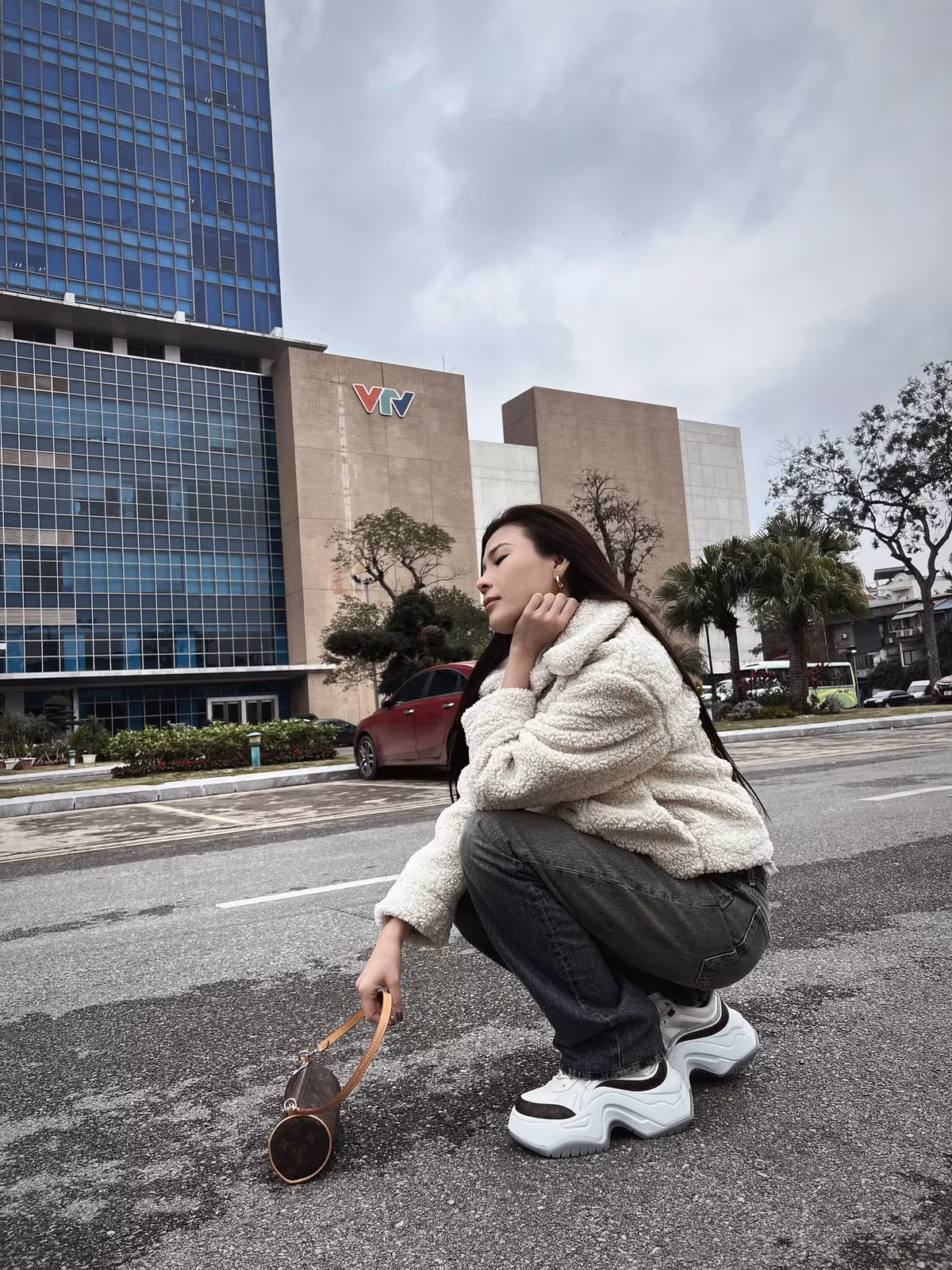 Dù đã ở tuổi U40, diễn viên Thúy Diễm vẫn trẻ trung, xinh đẹp và quyến rũ hết nấc. Đặc biệt, vóc dáng của nữ diễn viên đúng chuẩn "gái một con trông mòn con mắt".