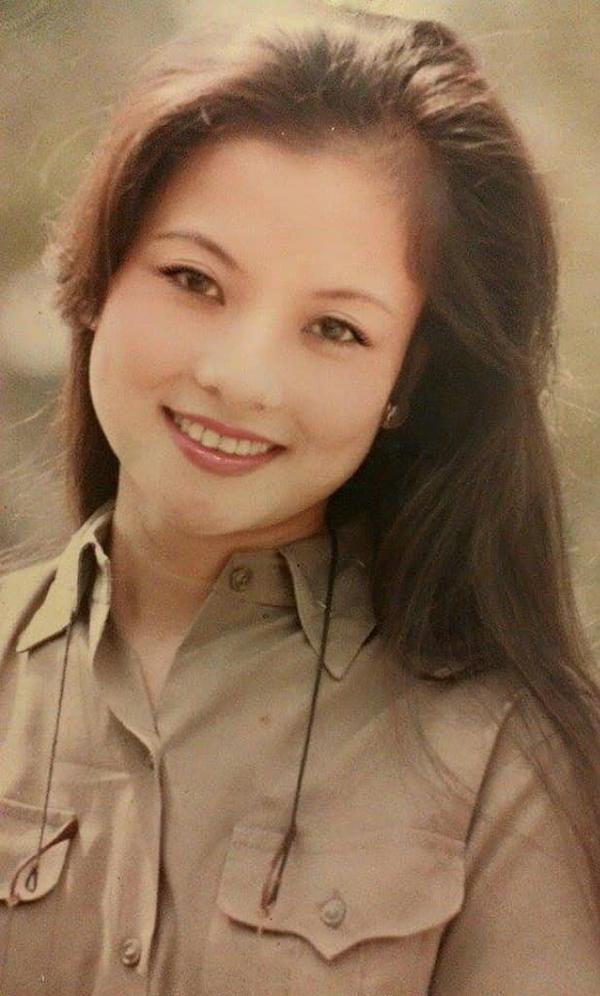 à con gái gốc Hà thành nhưng từ lúc 3 tuổi, Thu Quế lại theo bố mẹ lên Việt Trì sinh sống để tiện cho bố chị công tác. Bố chị là giảng viên trường Đại học Bách Khoa, phân hiệu ở Việt Trì. Thời điểm ấy, NSND Thu Quế rất có năng khiếu nghệ thuật, luôn được đi múa, hát. Đam mê ca hát từ tấm bé nhưng duyên số kịch nói lại đến với NSND Thu Quế. Chỉ vì một lần đi thử vai cùng bạn, chị lọt vào mắt xanh của đoàn kịch Quân khu 2. 14 tuổi, Thu Quế về đoàn kịch Quân khu 2 và bắt đầu với những chuỗi ngày "kỷ luật thép" của quân đội.