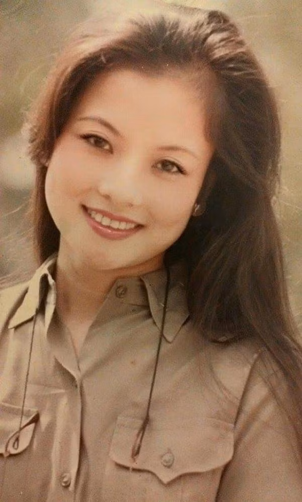 Là con gái gốc Hà thành nhưng từ lúc 3 tuổi, Thu Quế lại theo bố mẹ lên Việt Trì sinh sống để tiện cho bố chị công tác. Bố chị là giảng viên trường Đại học Bách Khoa, phân hiệu ở Việt Trì. Thời điểm ấy, NSND Thu Quế rất có năng khiếu nghệ thuật, luôn được đi múa, hát. Đam mê ca hát từ tấm bé nhưng duyên số kịch nói lại đến với NSND Thu Quế. Chỉ vì một lần đi thử vai cùng bạn, chị lọt vào mắt xanh của đoàn kịch Quân khu 2. 14 tuổi, Thu Quế về đoàn kịch Quân khu 2 và bắt đầu với những chuỗi ngày "kỷ luật thép" của quân đội.