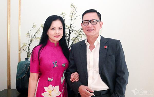 ơn chục năm về trước, NSND Thu Quế và NSƯT Phạm Cường là cặp đôi quen mặt trên sóng truyền hình. Tuy nhiên, hiện tại, họ chỉ tập trung cho sân khấu kịch và cả hai cảm thấy hài lòng với những gì mình đang có. Dù là con gái Hà thành có nhan sắc xinh đẹp nhưng lối sống của chị rất giản dị.