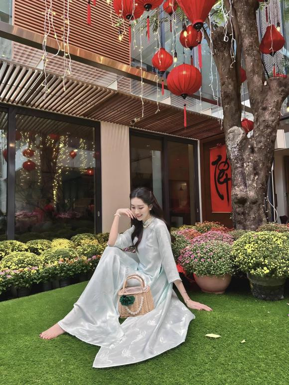 Đặng Thu Thảo diện áo dài thả dáng ở biệt thự triệu đô, nhan sắc gây mê mọi ánh nhìn.