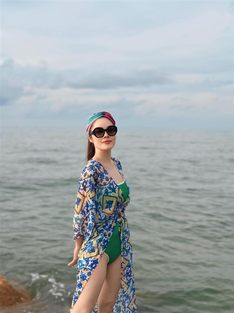 Duong Cam Lynh dien bikini khoe body sau hon 1 nam vo no-Hinh-2