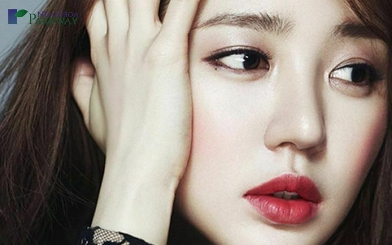  Môi không được quá nhỏ và không được quá to. Nó phải là miệng gặp mũi, không quá lớn không quá rộng. Nếu phụ nữ nào có khuôn miệng như thế này thì coi như ngoại hình rất tốt.