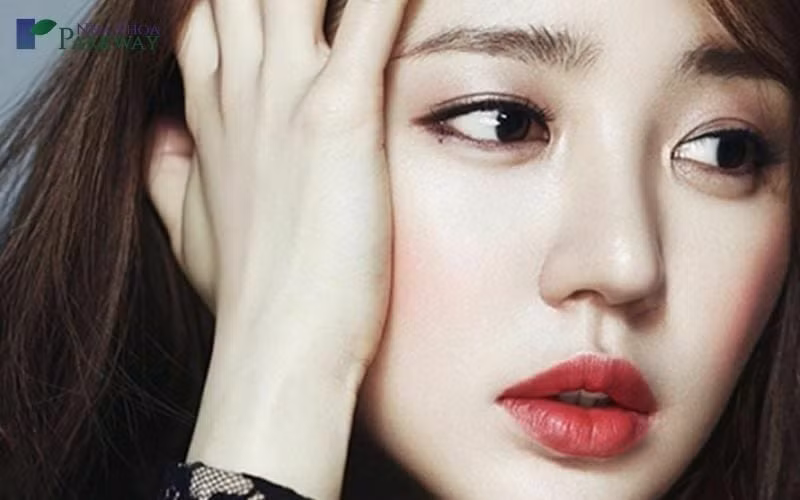  Môi không được quá nhỏ và không được quá to. Nó phải là miệng gặp mũi, không quá lớn không quá rộng. Nếu phụ nữ nào có khuôn miệng như thế này thì coi như ngoại hình rất tốt.