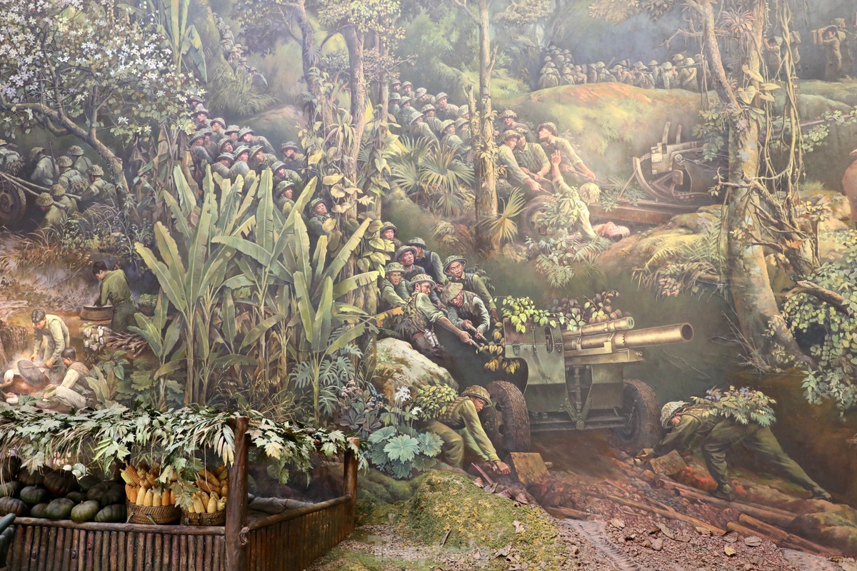 Hình ảnh bộ đội ta kéo pháo vào trận địa.