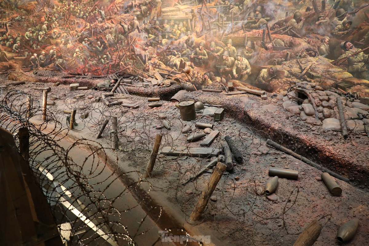 Chiến trường được các hoạ sĩ tái hiện sinh động và chân thật.