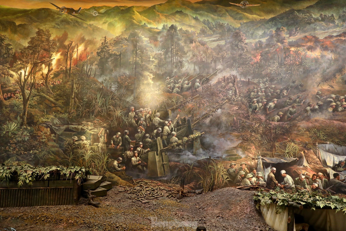 Kế tiếp là trường đoạn Khúc dạo đầu hùng tráng - với điểm nhấn là trận Him Lam mở màn chiến dịch Điện Biên Phủ, như một đòn đánh phủ đầu vào quân thù, khẳng định sức mạnh pháo binh của ta.