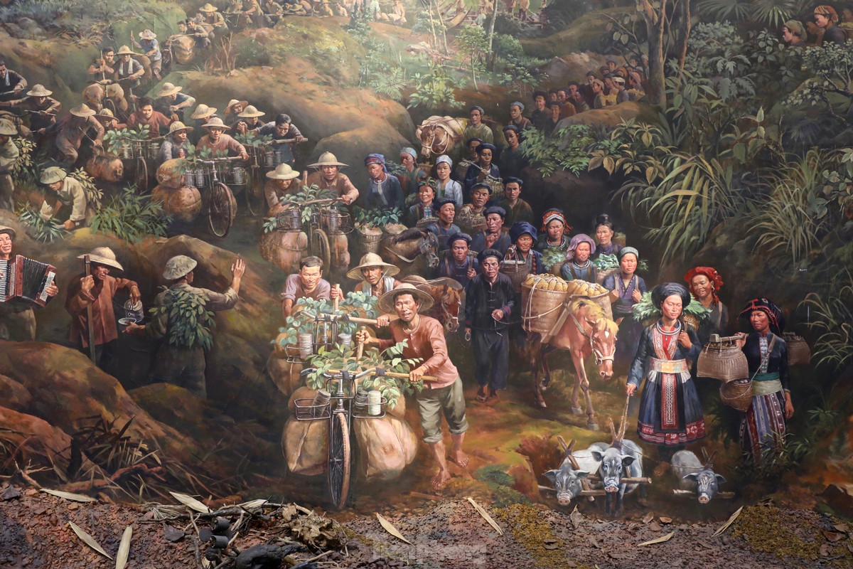 Nội dung bức tranh cũng được chia thành 4 trường đoạn. Toàn dân ra trận - là trường đoạn 1 với hình ảnh trùng trùng các đoàn dân, quân thồ hàng, trèo non lội suối cung cấp lương thực cho tiền tuyến.