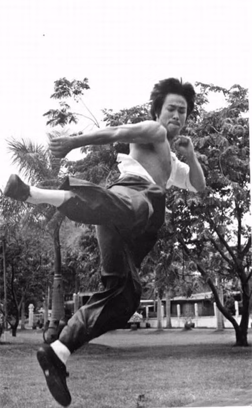 Lý Tiểu Long biểu diễn Lý tam cước.