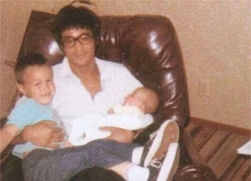 ý Tiểu Long 2 tay 2 con.